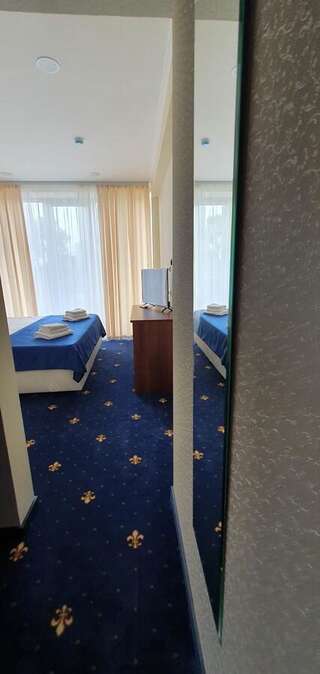 Отель Evropa Гагра Стандартный двухместный номер с 1 кроватью или 2 отдельными кроватями-1