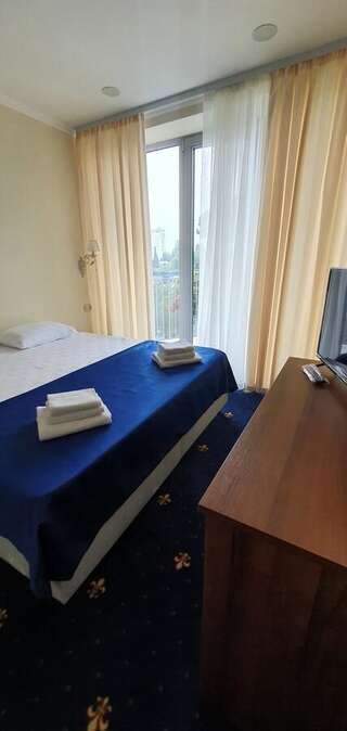 Отель Evropa Гагра Стандартный двухместный номер с 1 кроватью или 2 отдельными кроватями-2
