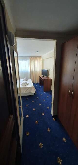 Отель Evropa Гагра Стандартный двухместный номер с 1 кроватью или 2 отдельными кроватями-7